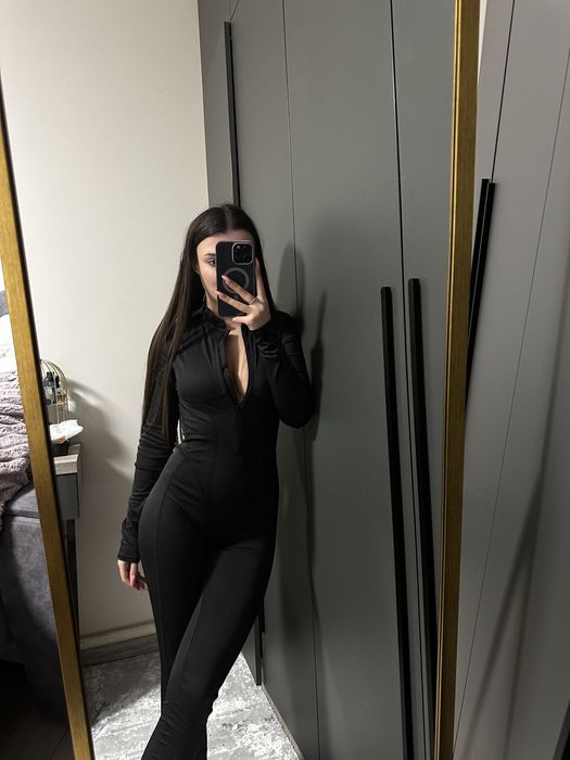 Комбінезон з відкритою спиною на замку