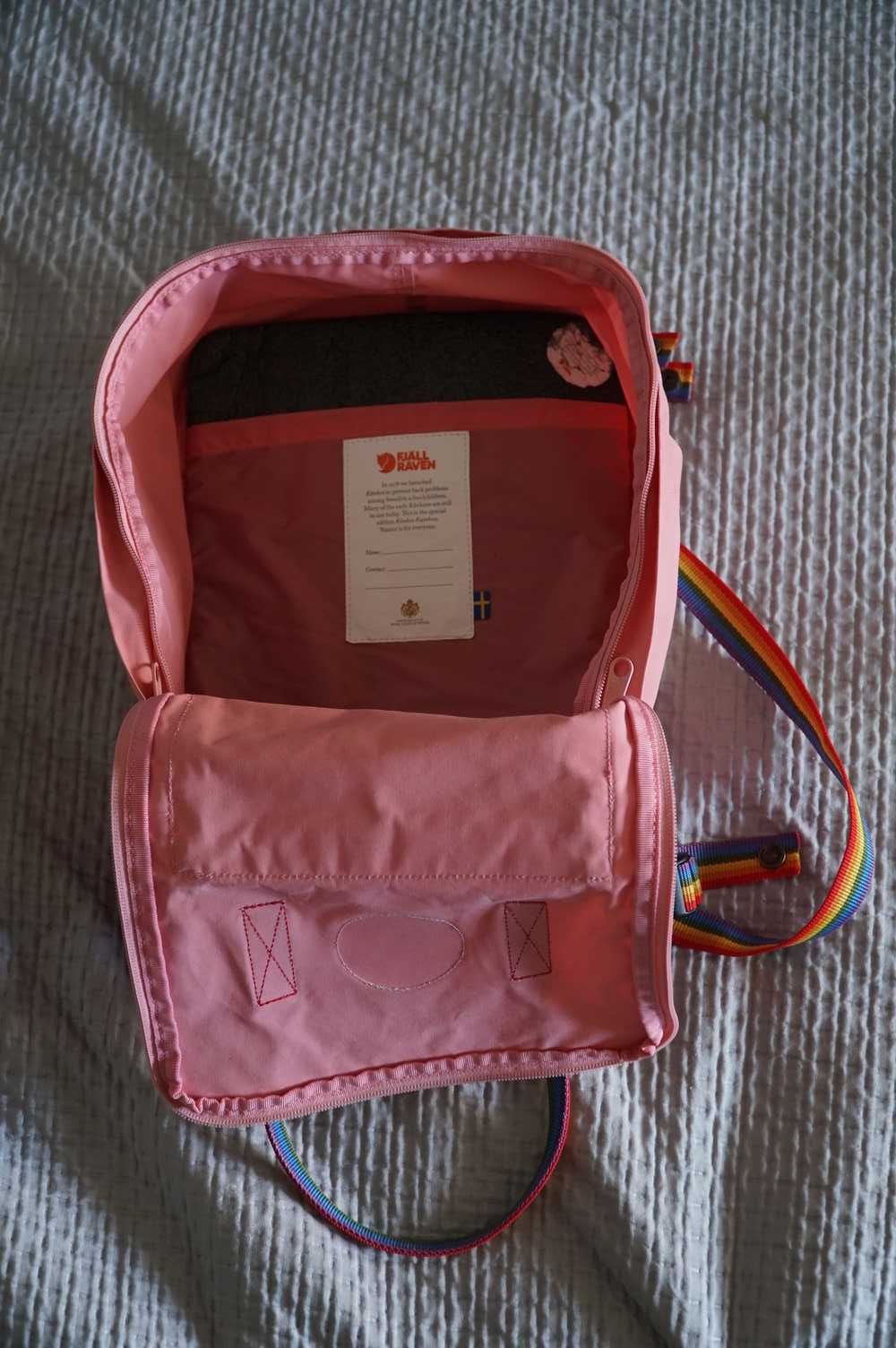 Plecak różowy Fjallraven Kanken Classic z tęczowymi paskami