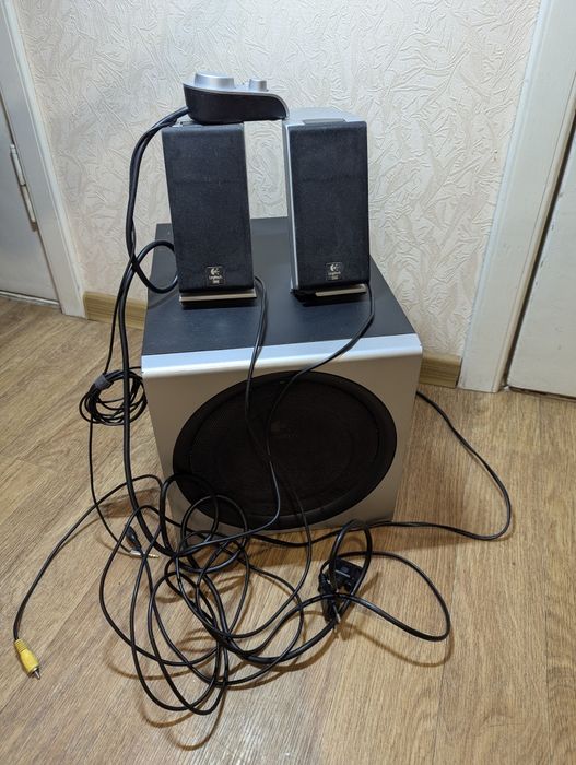 Продам акустику Logitech Z-2300 (сабуфер вмикається але не грає)