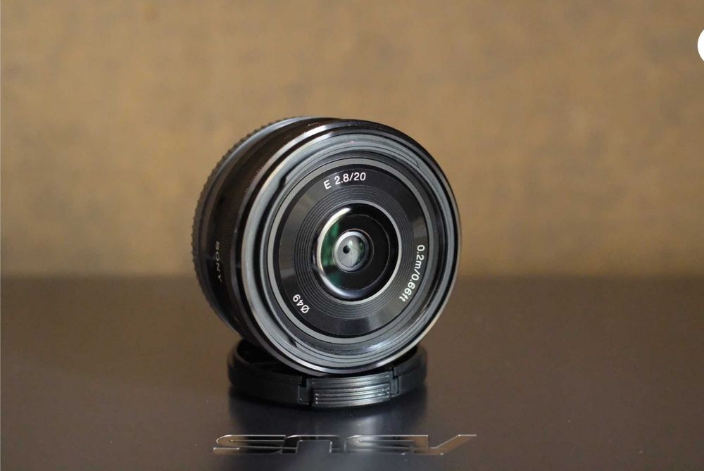 Над різкий SONY E 20 mm F2.8 для камер E-Mount для стріт і сторіс