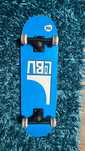 Skate azul com 4 rodas