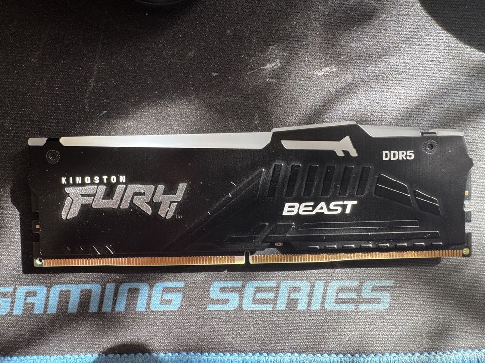 Память Kingston Fury DDR5-5600 CL36 RGB подсветка 16Gb. На гарантии.