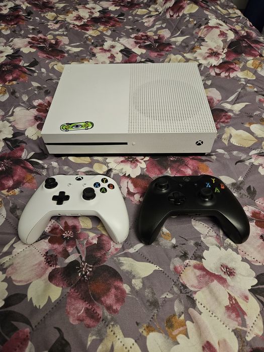 Xbox one s + 2 pady