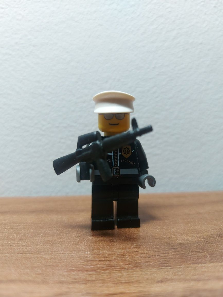 LEGO - minifigurka - policjant