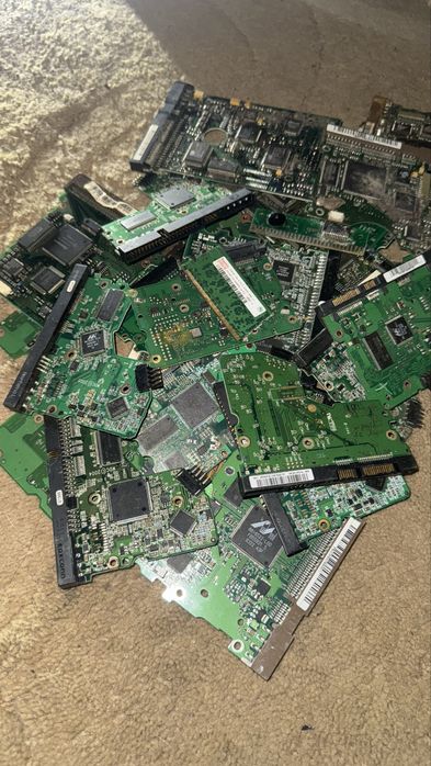 Продамрадиодетали,платы винчестера,трубчатые керамичиские конденсаторы