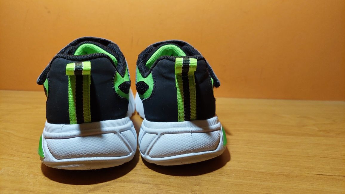 Дитячі фірмові кросівки Skechers
