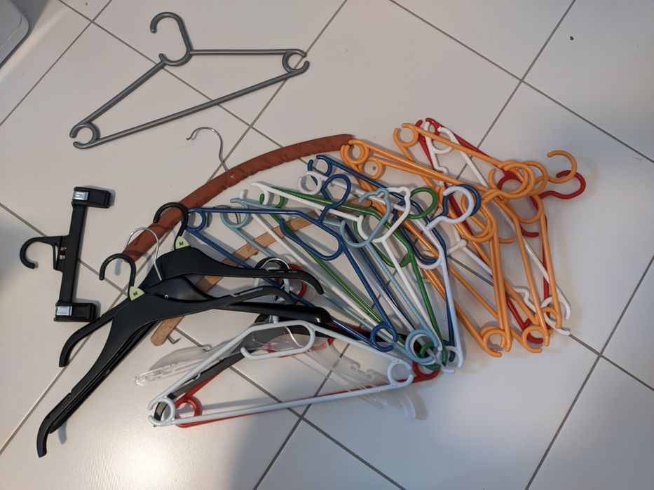 Mix wieszaków plastikowych, dwa drewniane