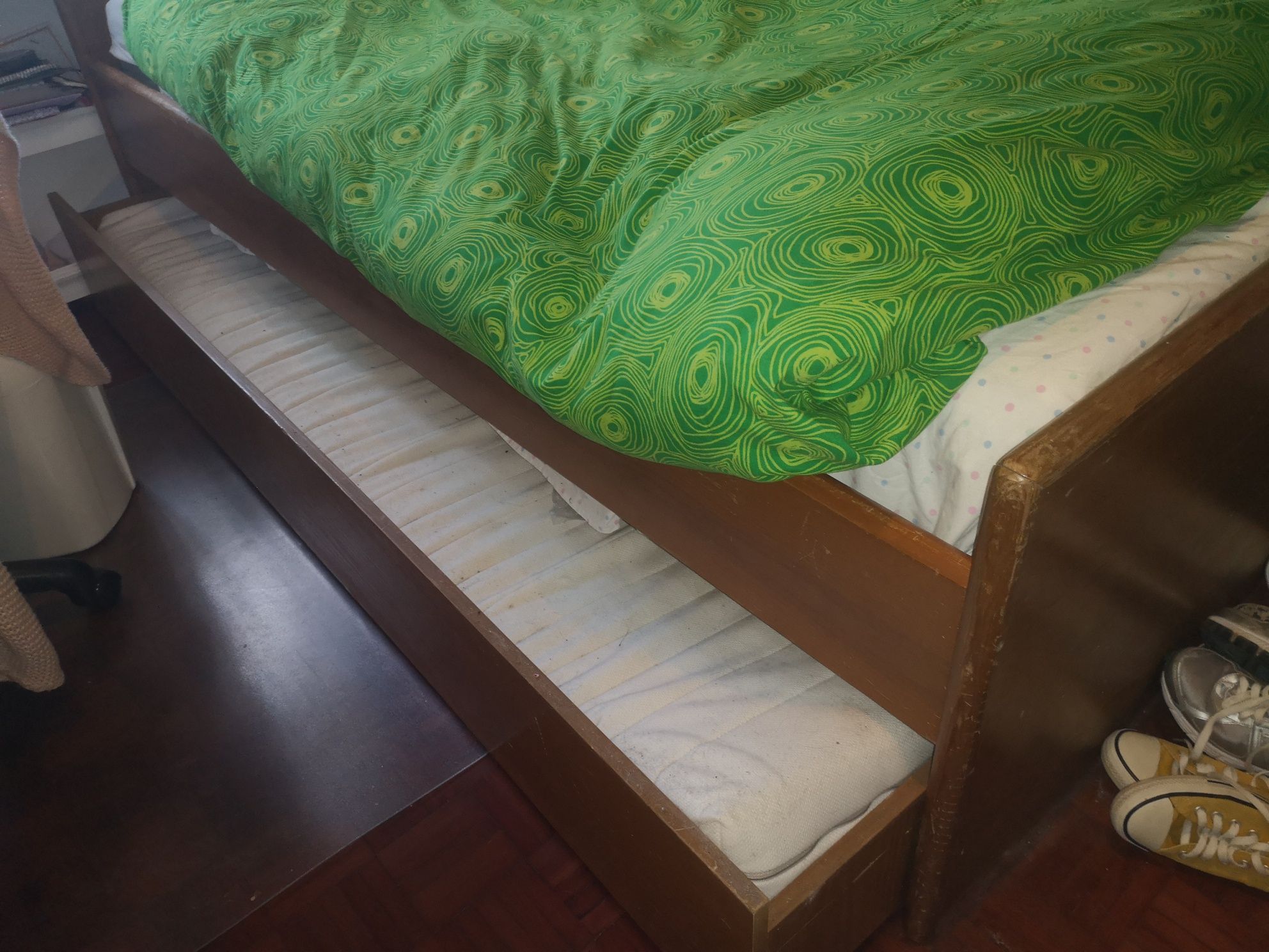 Cama / sofá de solteiro com gavetão (que cabe colchão ou arrumação)