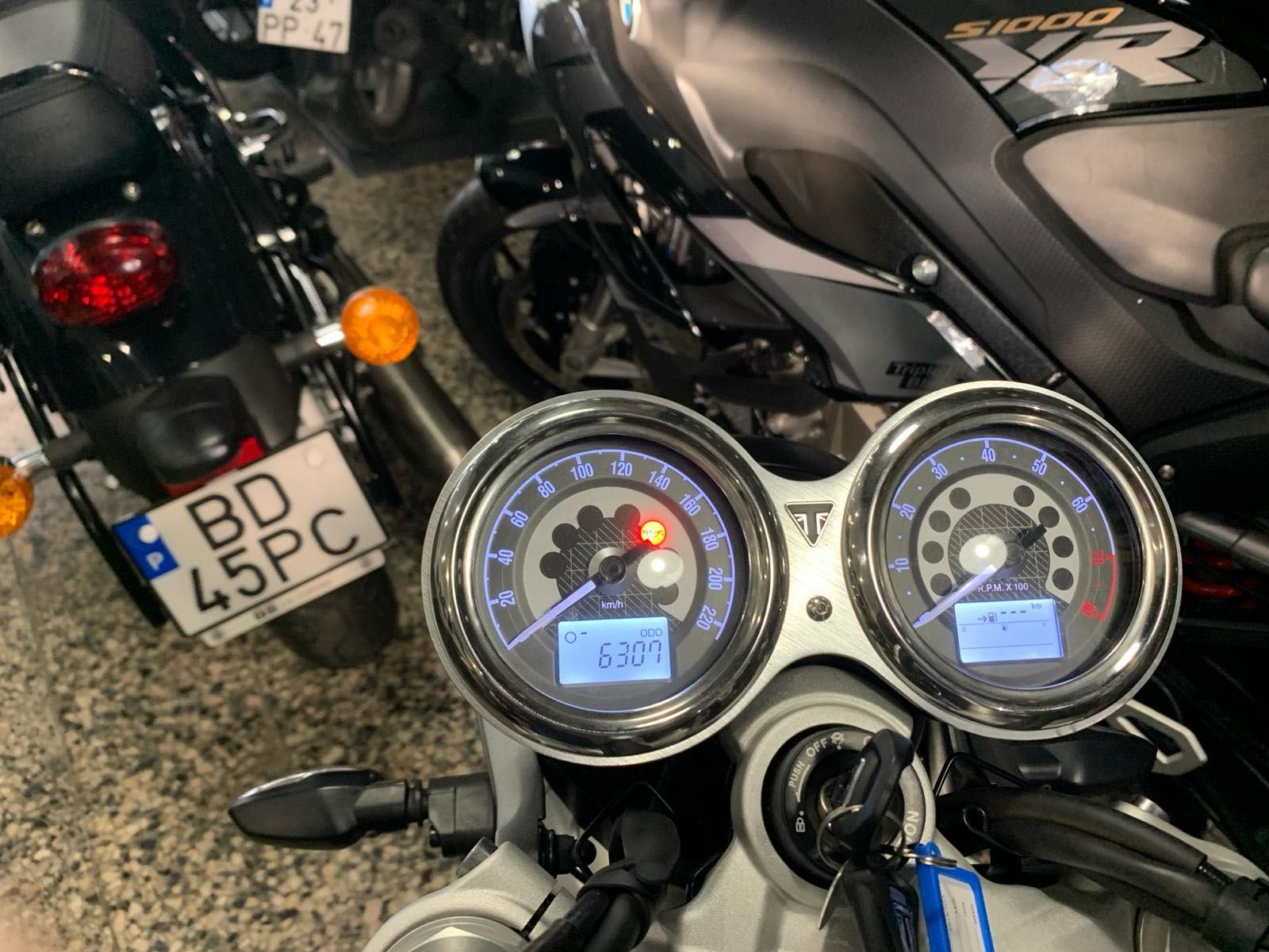 Triumph Speed Twin 1200 de 2022 com 6307 Kms Óptimo estado com Extras