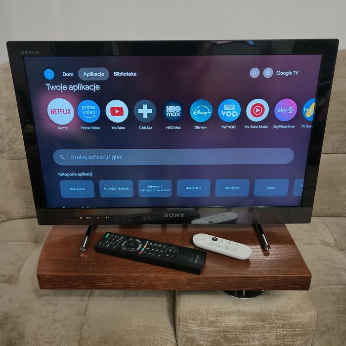 TV Sony z przystawką Google TV i uchwytem do ściany