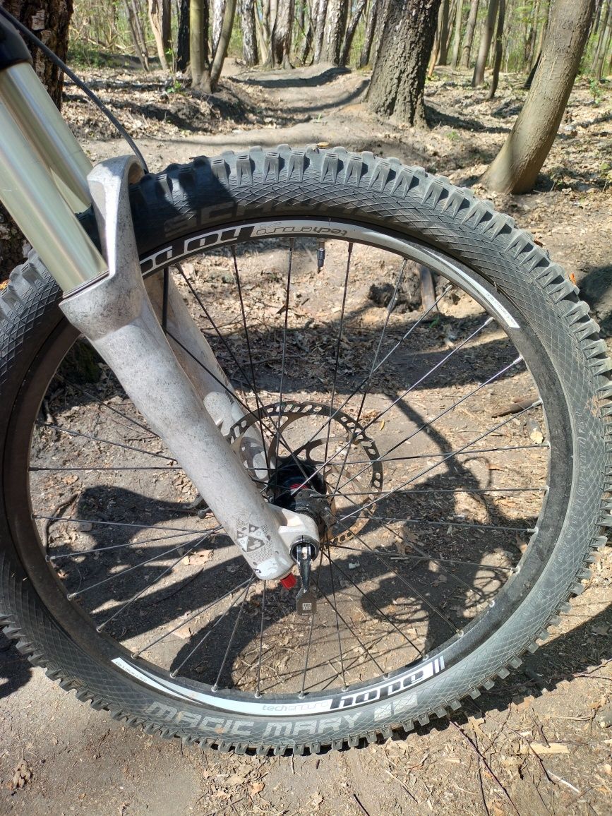 Giant Glory 2017 – DH/enduro – RockShox, SRAM, Moto C