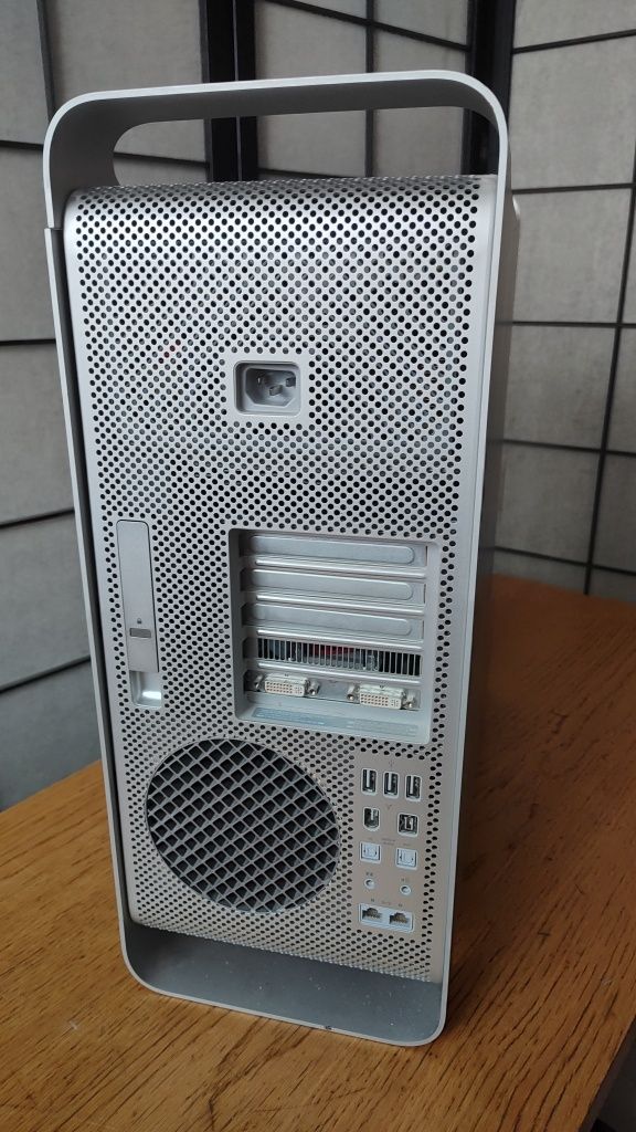 Retro komputer Apple mac pro