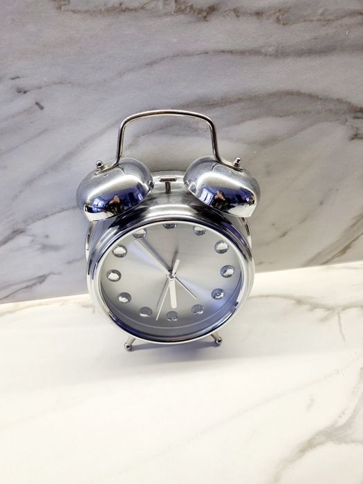 Srebrny zegar z alarmem