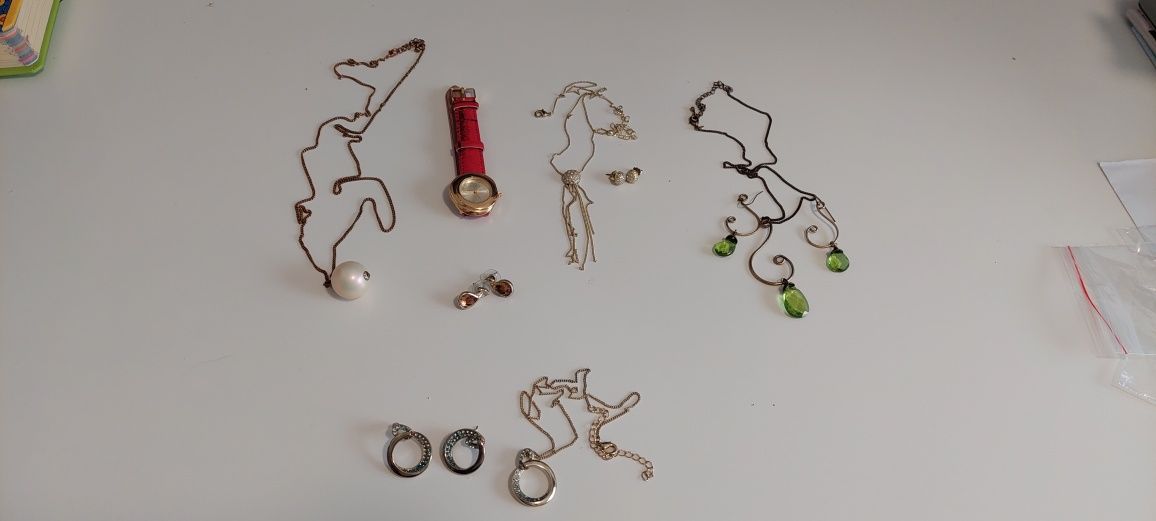 Zestaw biżuterii - naszyjniki oraz kolczyki różne + zegarek