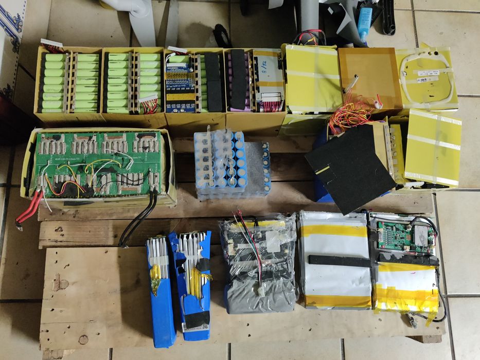 Lote de baterias de lítio usadas