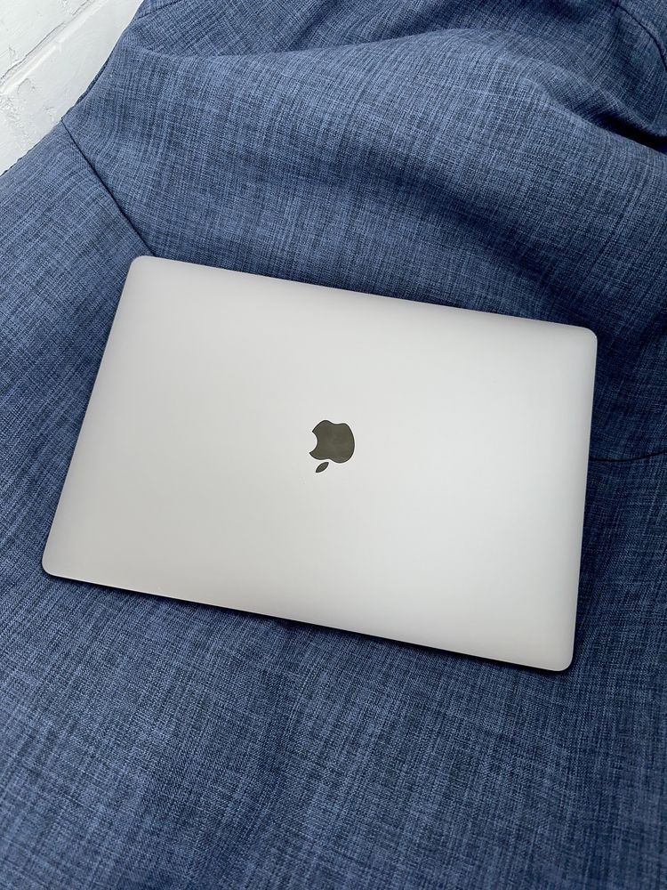 Macbook pro 15 2018 i7 2.2/ 32gb / 256gb/ Radeon Pro 555x 4GB