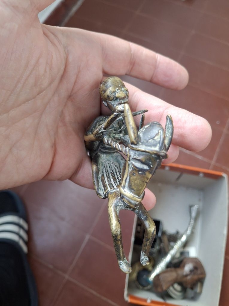 Escultura em metal burro cavaleiro