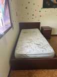 Cama de solteiro com colchão e mesinha cabeceira