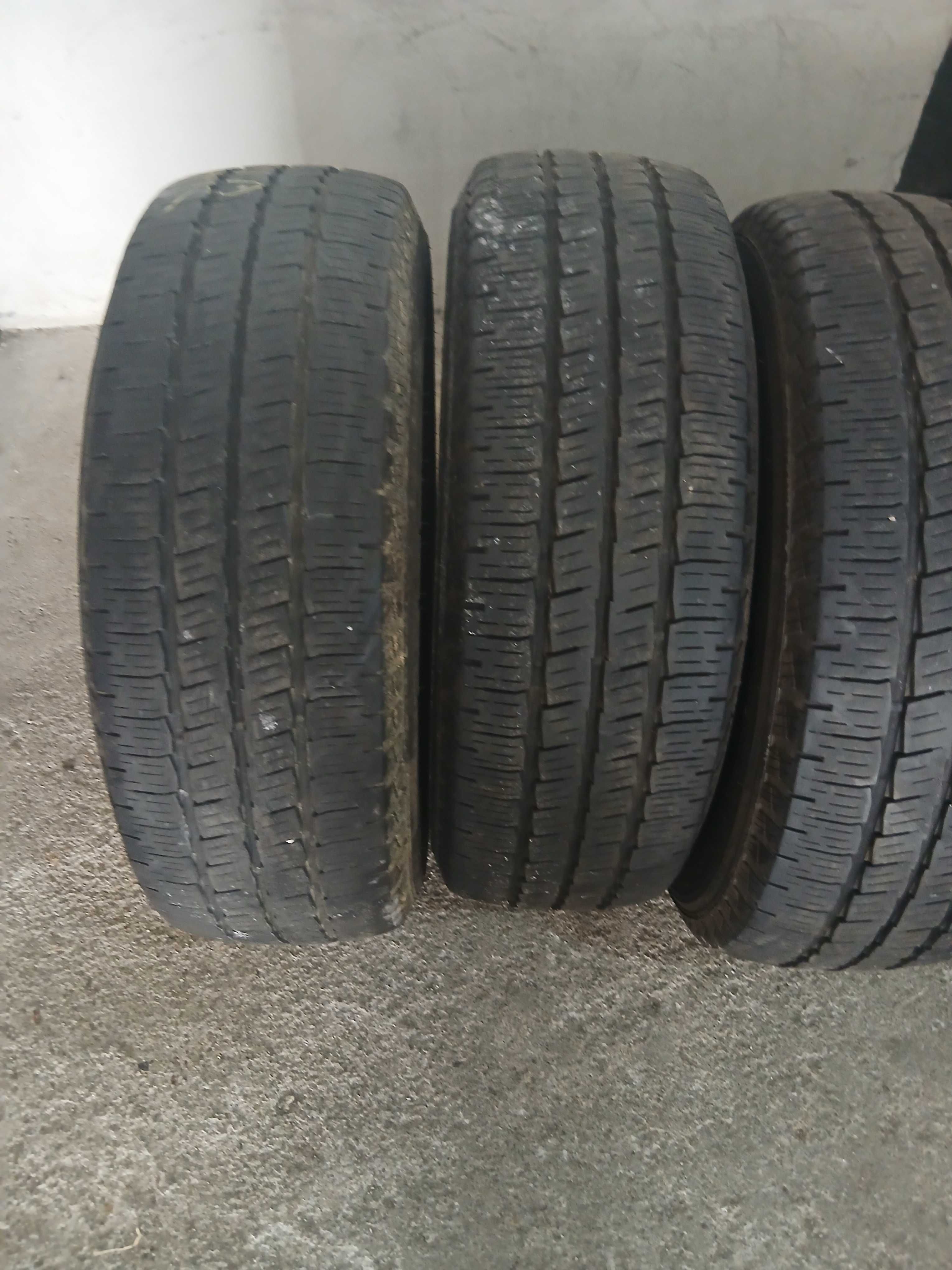 Pneus 225/70R15 C Pirelli