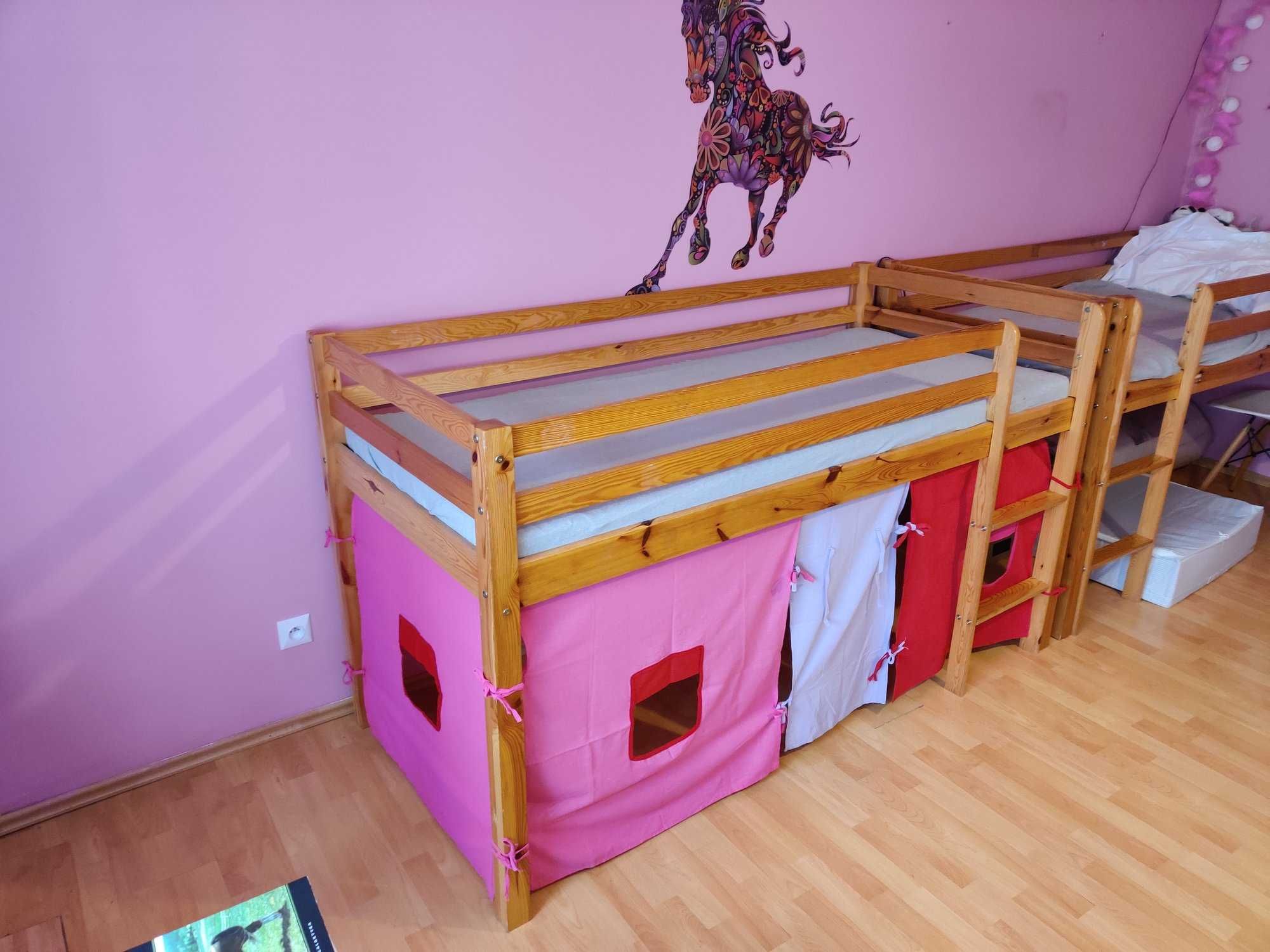 Łóżko dziecięce z drabinką i domkiem