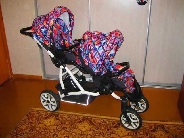 Детская коляска для близнецов.