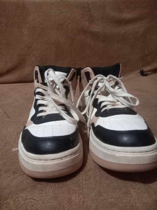 Продам класні кросівки