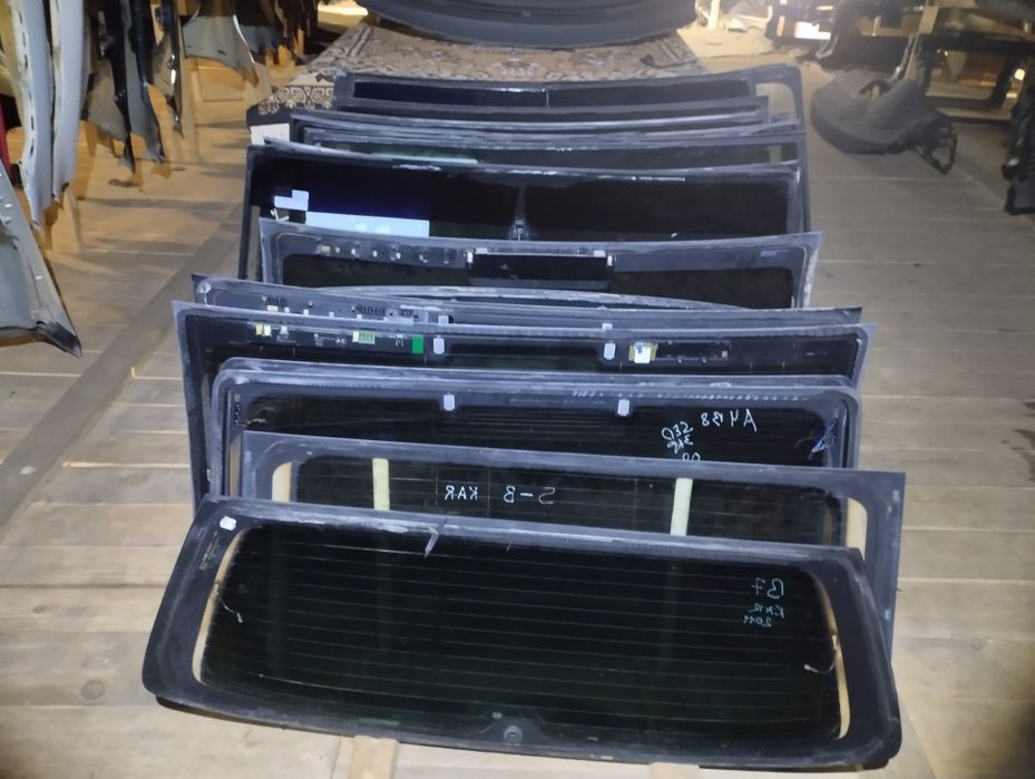 Скло стекло заднє в ляду кришку багажника Фольксваген шкода