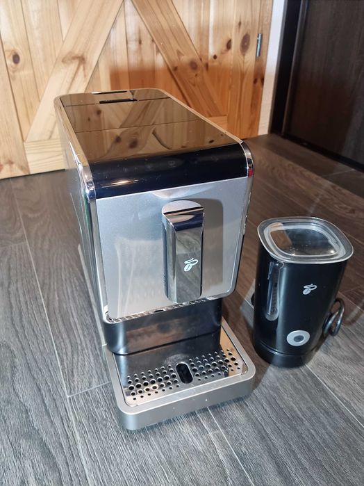 Ekspres automatyczny do kawy Tchibo + spieniacz do mleka Tchibo