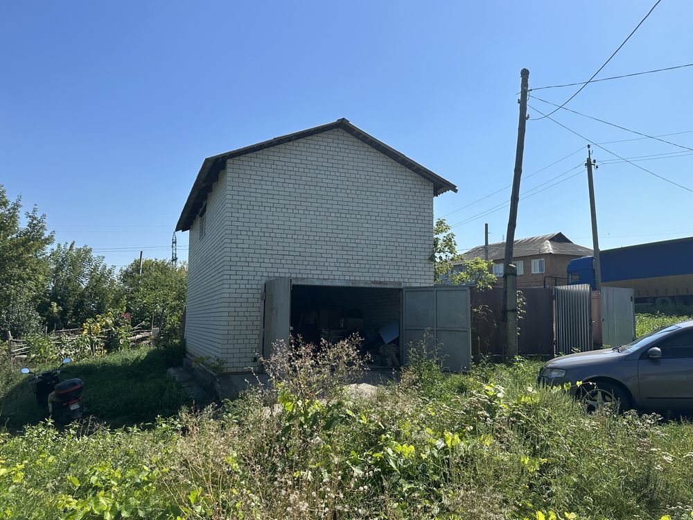 Продам двух этажный дом с участком 8 соток