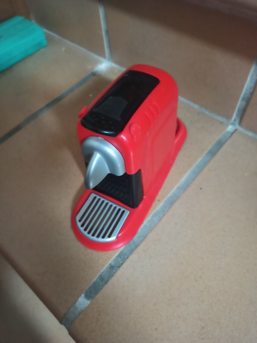 Cozinha pequena de brincar e máquina de cafe