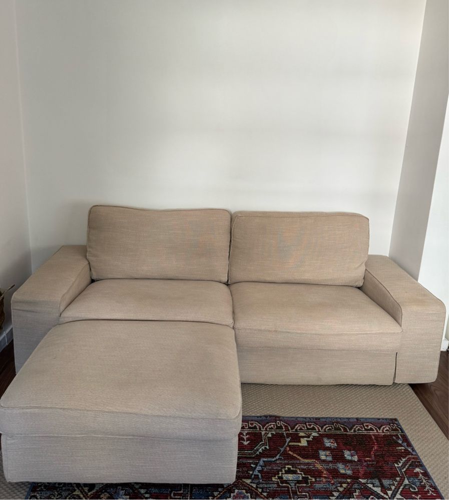 Sofá KIVIK 3 lugares + repousa pés