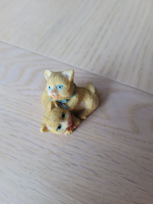 Porcelanowa figurka koty, bawiace się kotki
