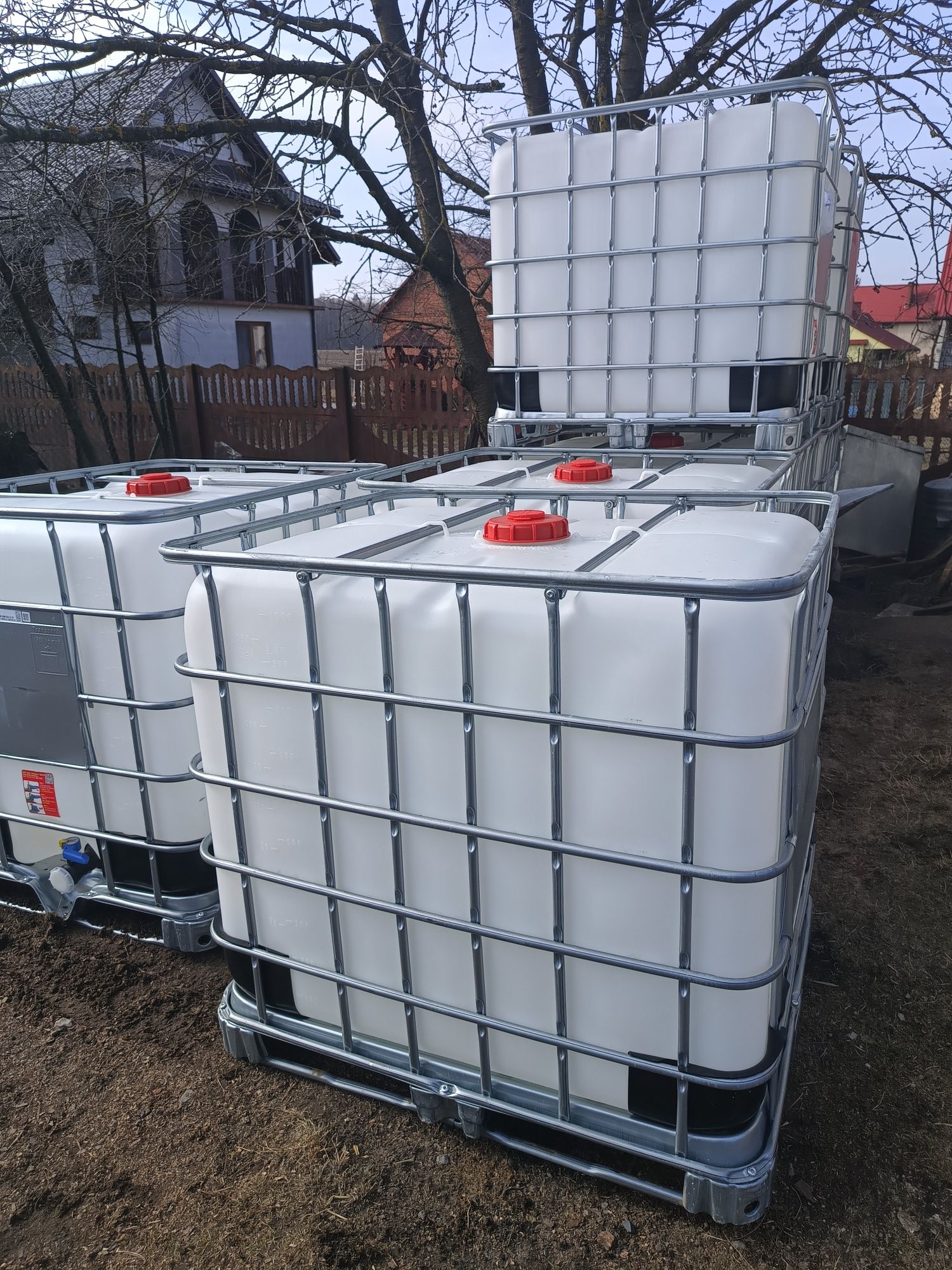 Mauzer 1000l na metalowej palecie
