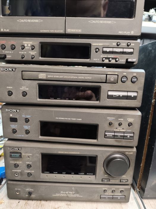 Mini wieża Sony składająca się z 5 elementów