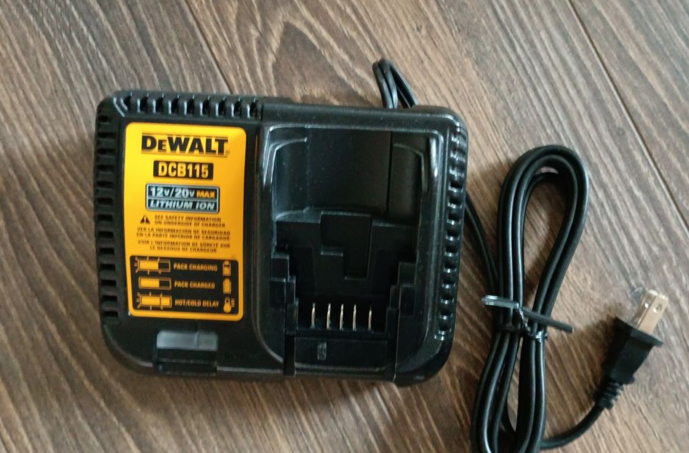 Акумуляторна цепна пила 60v DeWalt dccs670t1
