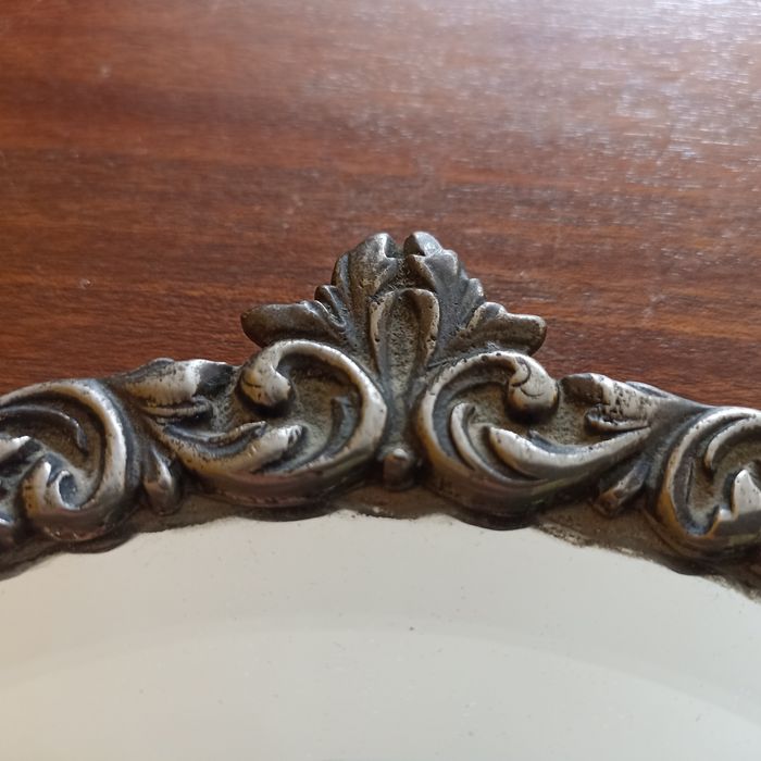 Espelho antigo de mesa em metal trabalhado motivo floral Arte Nova