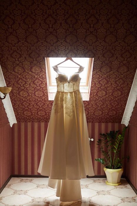 Шикарна весільна сукня в стані «нової»