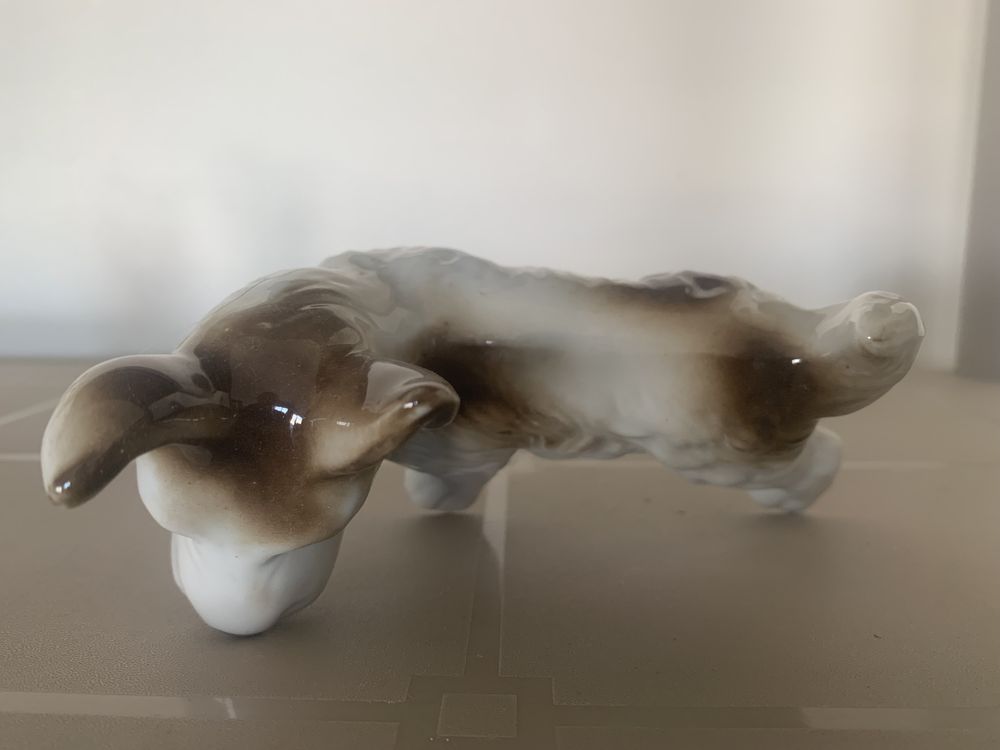 Cão em porcelana leitosa