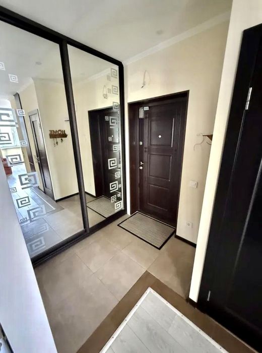 Простора 3-кімнатна квартира 100 м² з якісним ремонтом Олени Пчілки 8