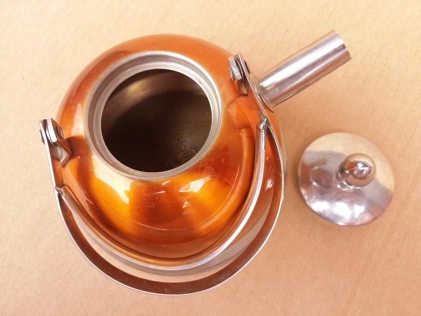 Czajniczek z dziubkiem, uchwytem i przykrywką. Z zaparzaczem. Indukcja