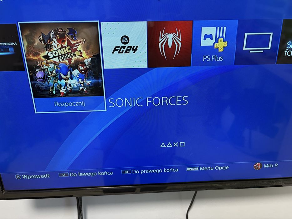 PlayStation4 PS4 + 2 Pady