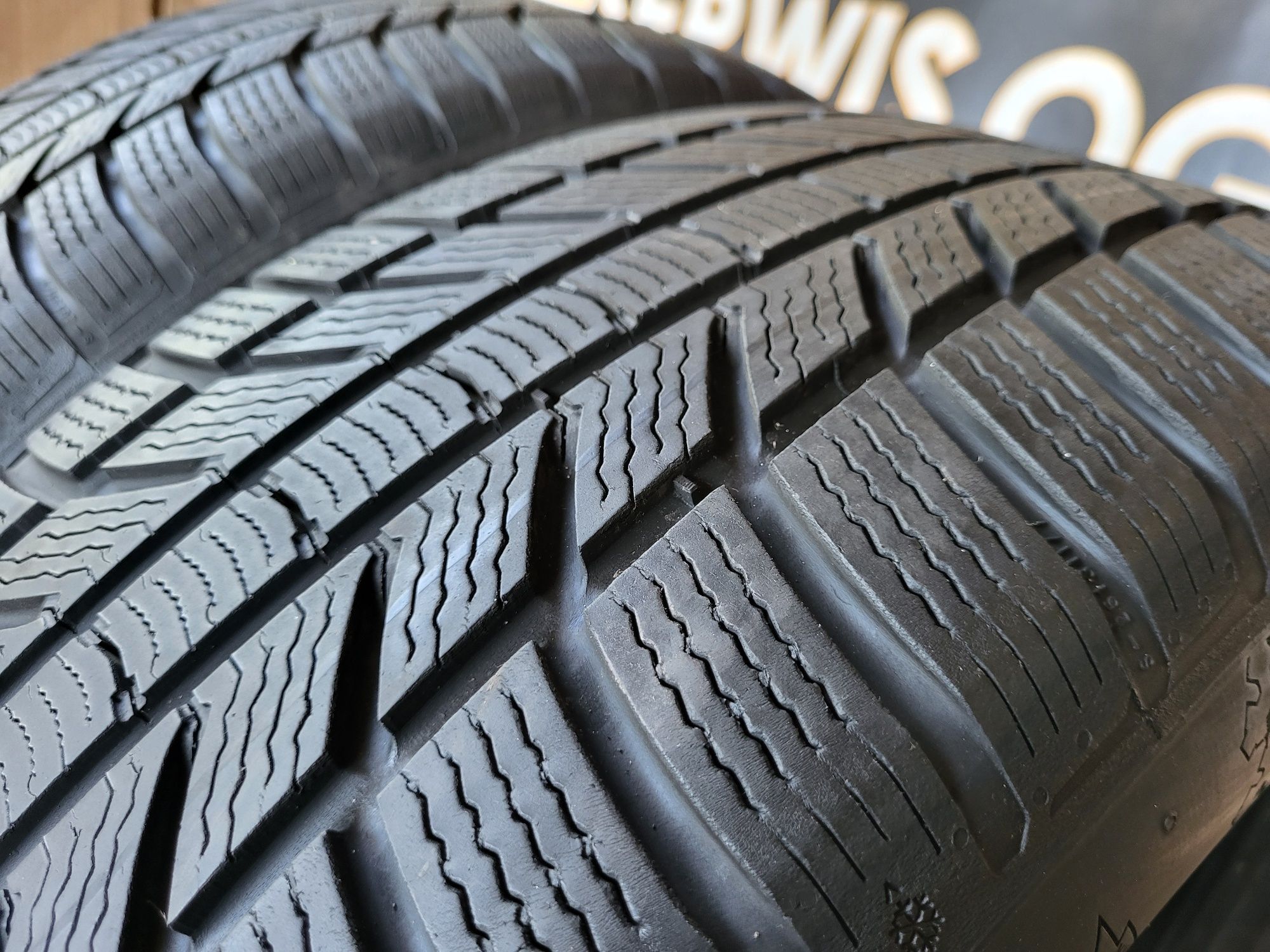 Opony zimowe 235/55/18 Continental 23rok