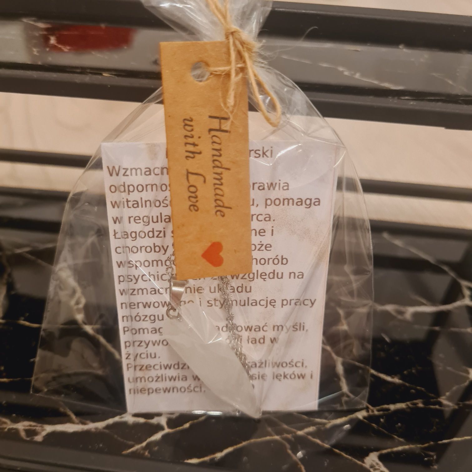 Kamień górski grot owalny na łańcuszku że stali chirurgicznej