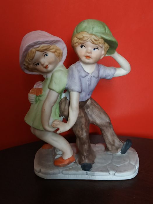 Статуэтка композиция Мальчик и Девочка