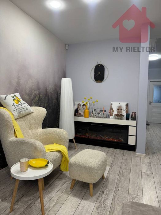 Сучасний будинок з сонячними панелями та гаражем у новому районі.