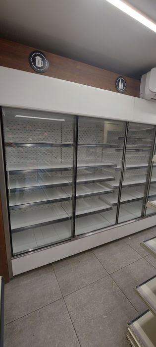 Ciąg regałów chłodniczych z agregatem zewnętrznym 5m lodówki sklepowe