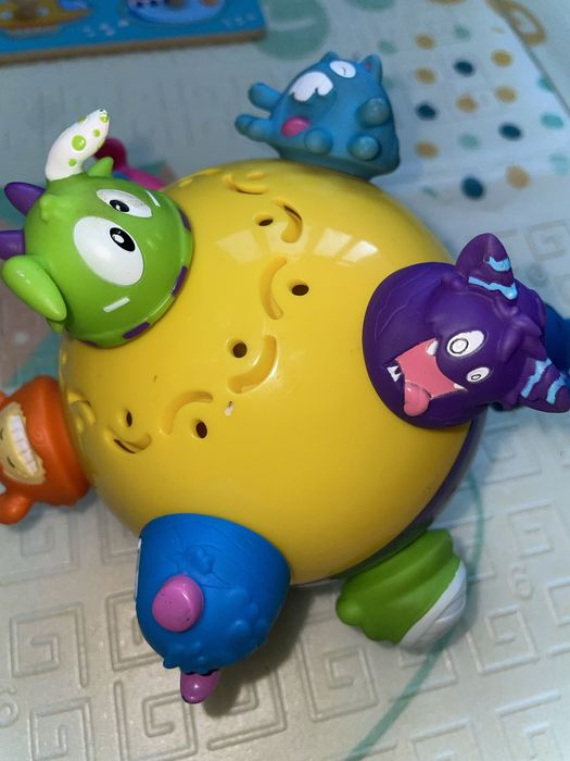 Мʼяч, музика працює