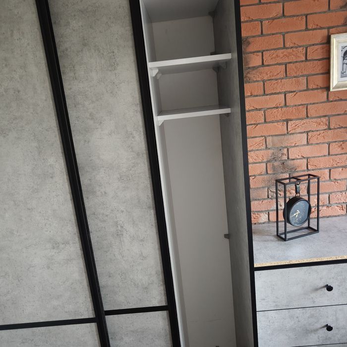 Szafa w kolorze betonu szara