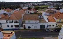 Moradia com armazém e quintal no centro da vila de São Teotónio