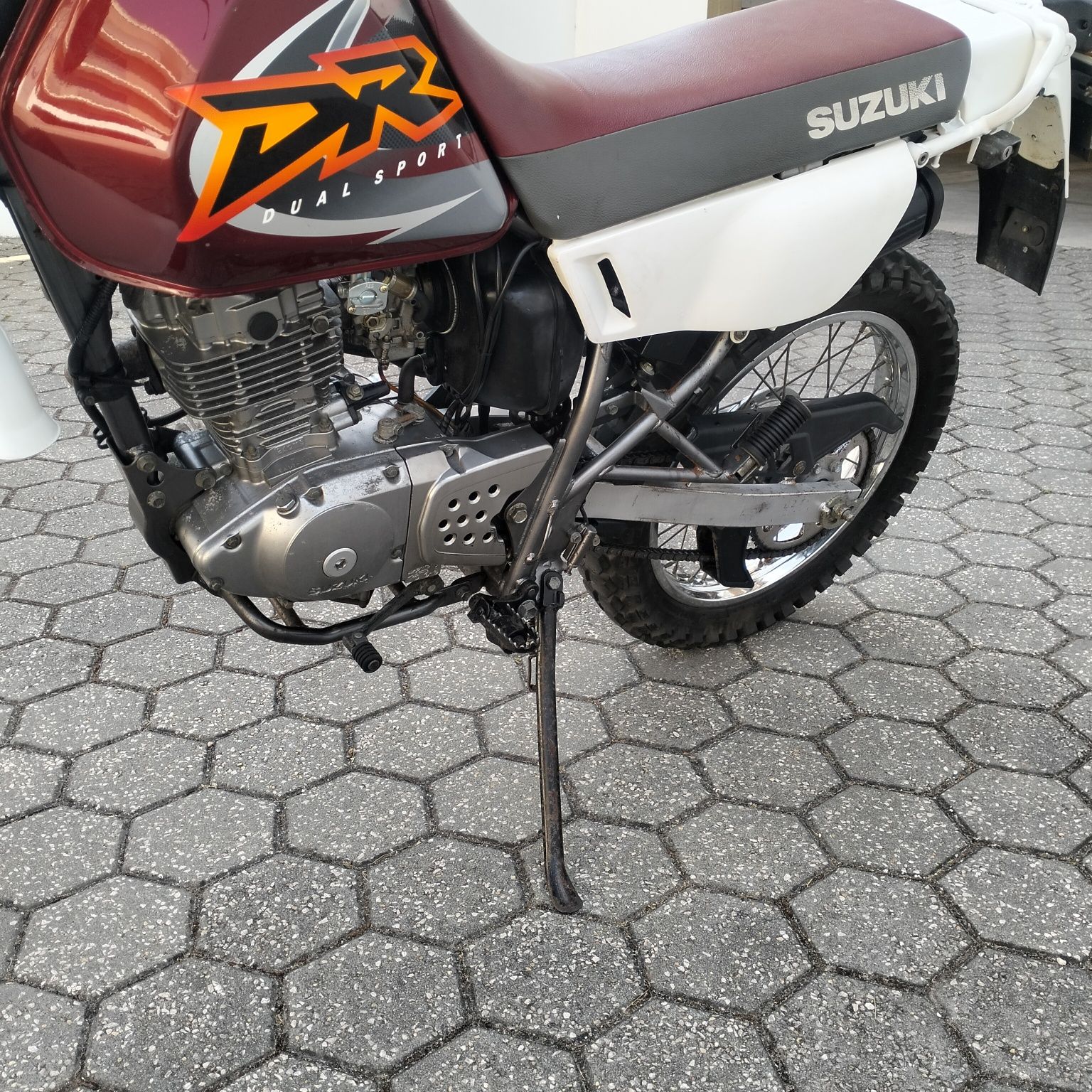 Suzuki DR 125 se